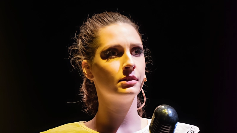 Beatrice Arnera in scena durante il tour Pronto, Freud?, spettacolo one woman show