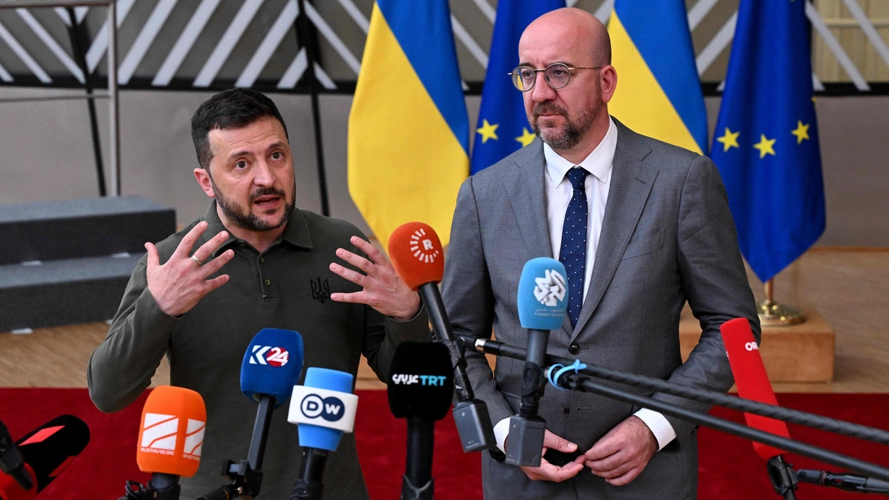 Volodymyr Zelensky con Charles Michel a Bruxelles (foto Ansa)