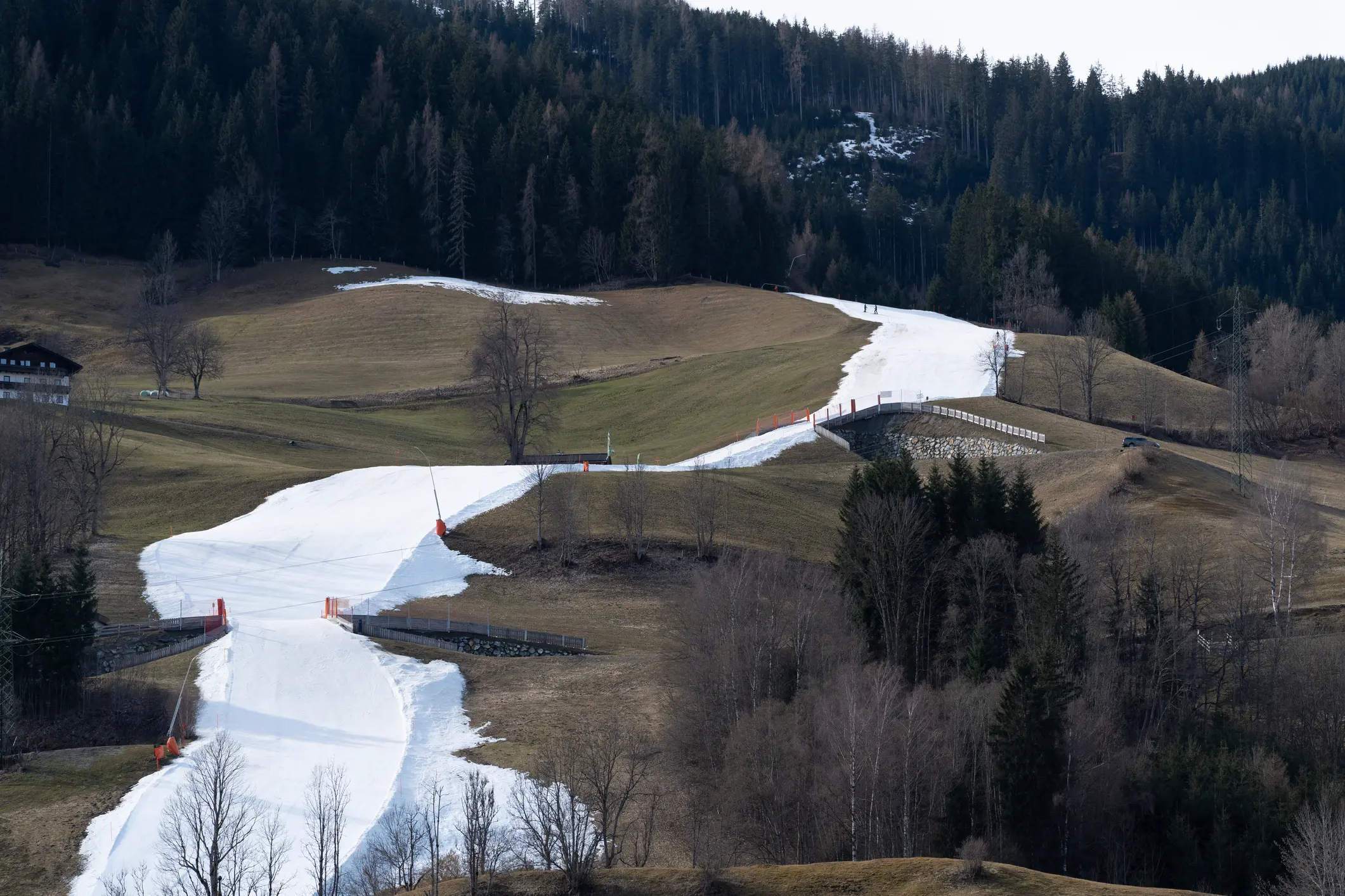 Un altro inverno senza neve, allarme per l’estate. Gli effetti devastanti dalle cime alla Pianura Padana