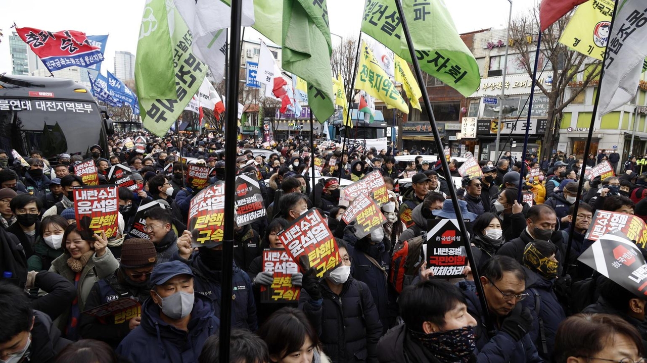 Manifestanti in festa a Seul dopo impeachment di Yoon