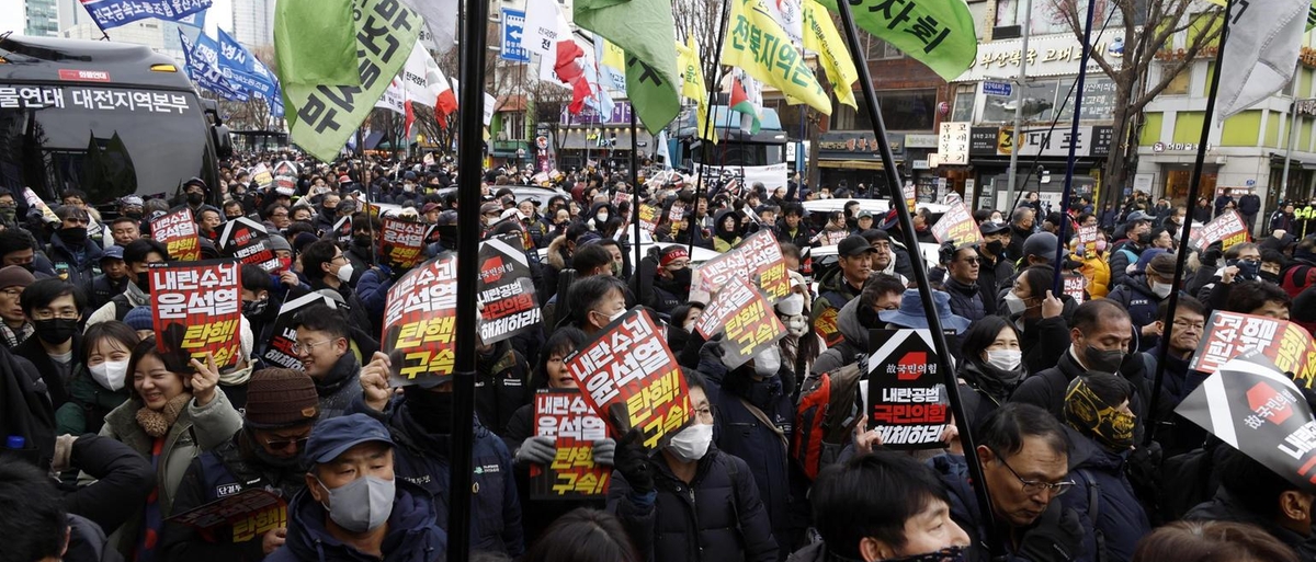 Manifestanti in festa a Seul dopo impeachment di Yoon