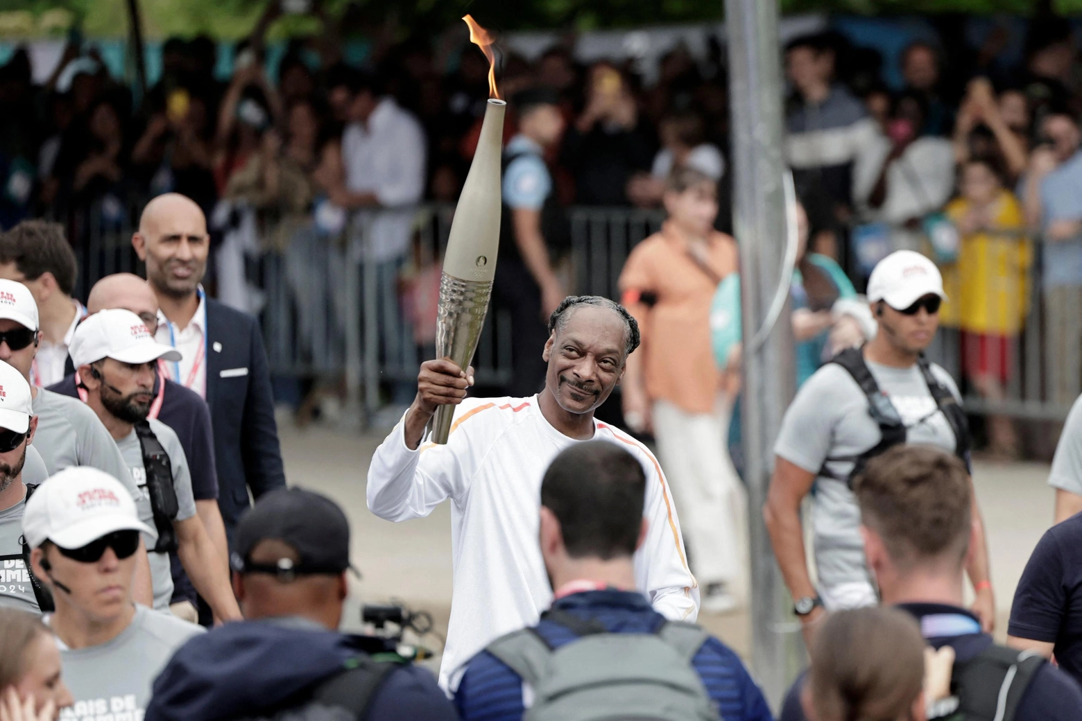 Il rapper americano Snoop Dogg con in mano la torcia olimpica, una delle immagini subito diventata virale e protagonista di migliaia di meme sui social