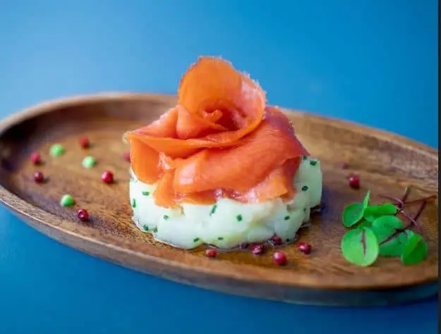 Salmone selvaggio Sockeye al naturale con patate al timo e vinaigrette al pepe rosa