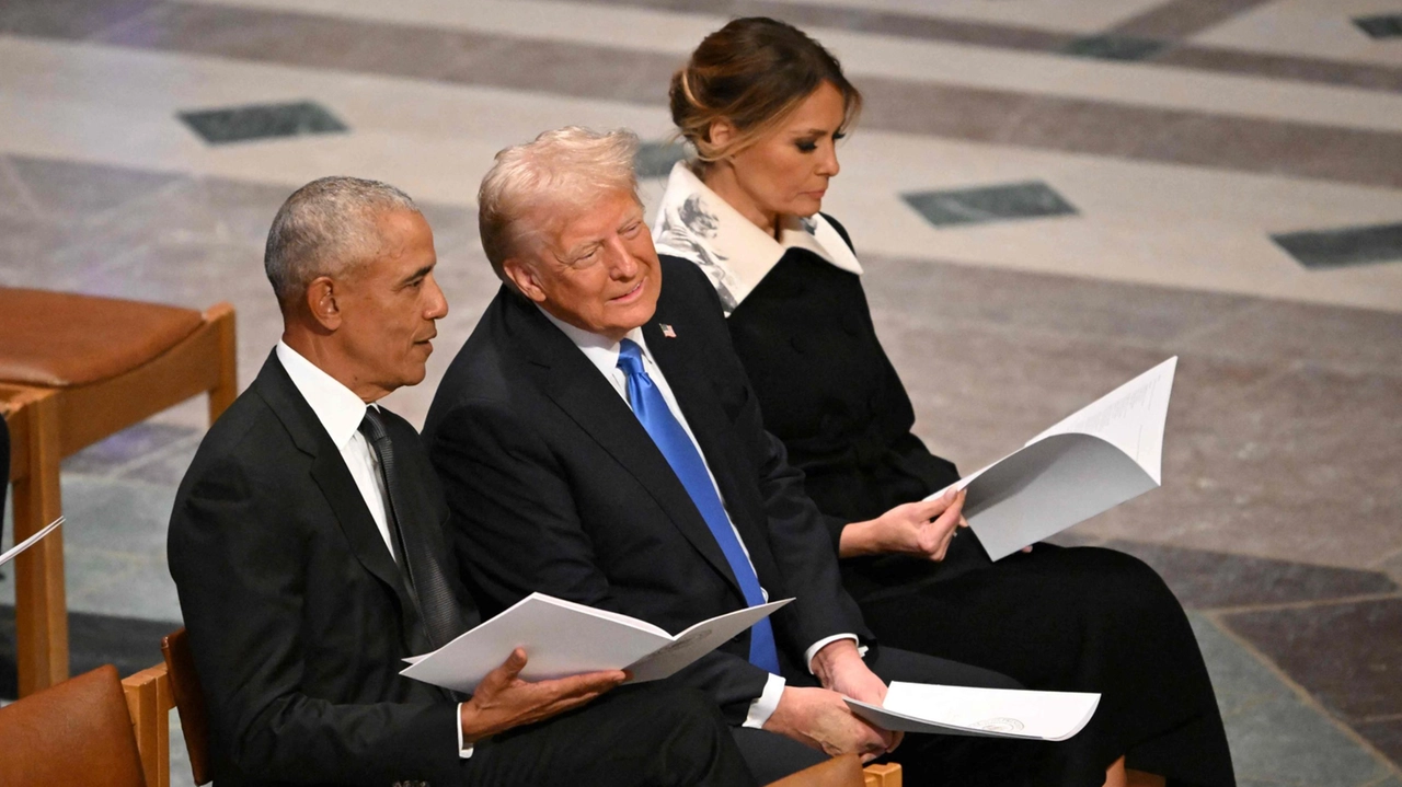 Barack Obama, Donald Trump e la moglie Melania ai funerali di Jimmy Carter (foto Ansa)