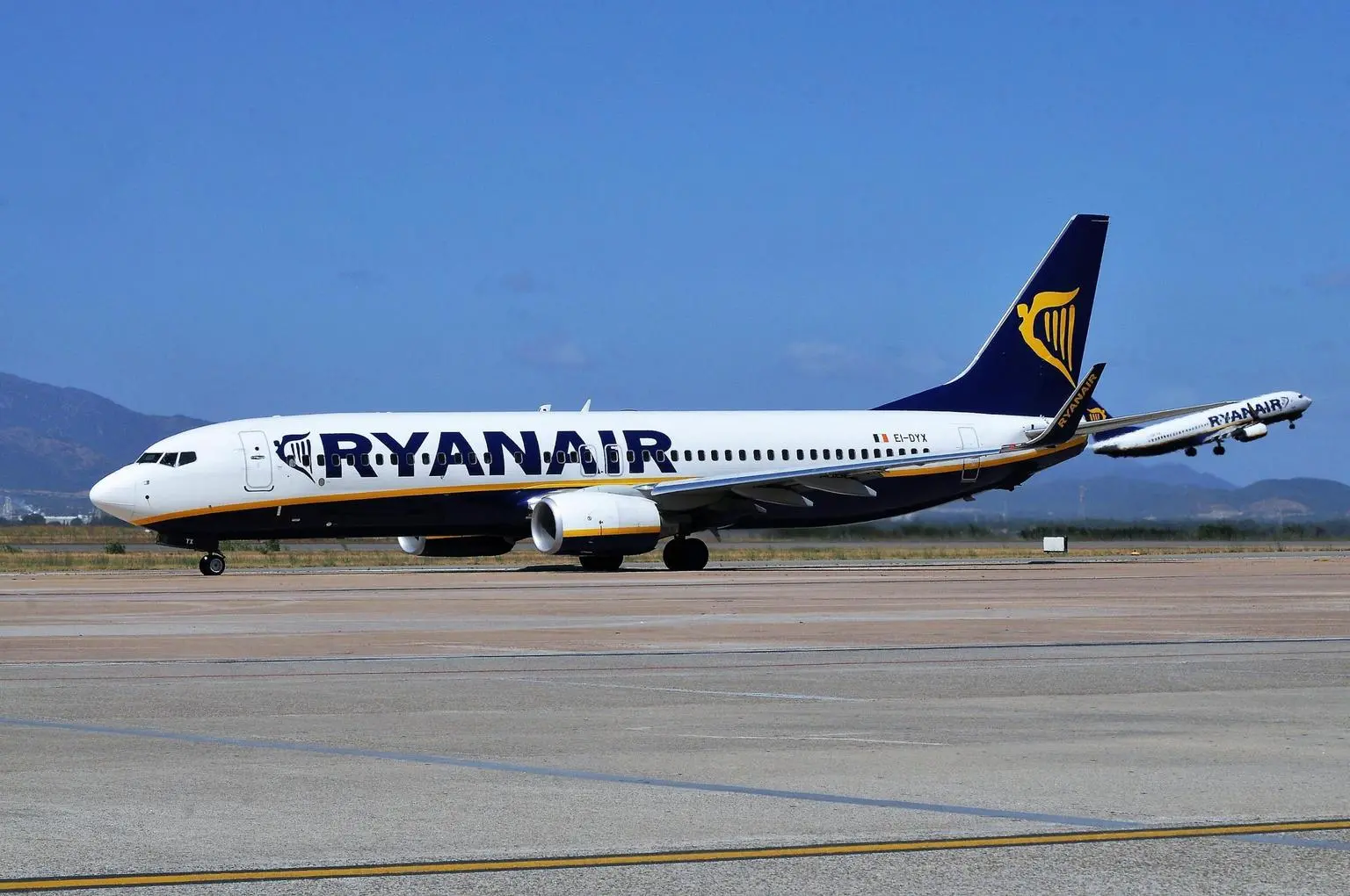 Ryanair avvia azione legale per comportamento violento su volo dirottato