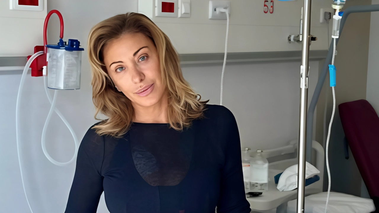 La showgirl Sabrina Salerno annuncia sui social di doversi sottoporre a un intervento al seno per un nodulo maligno. Invita alla prevenzione e alla diagnosi precoce.