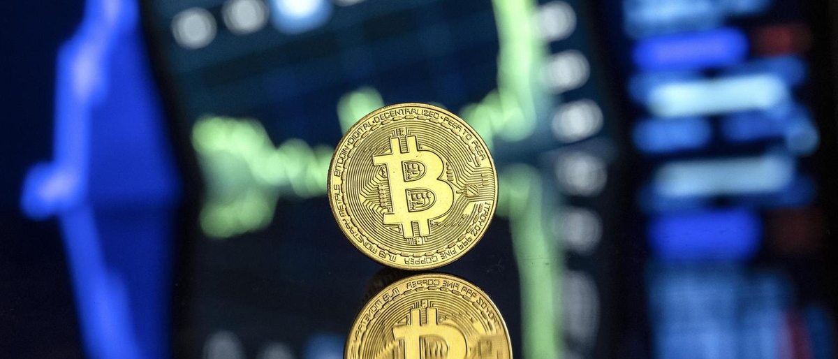 Bitcoin sotto i 100 mila dollari, i trader si proteggono