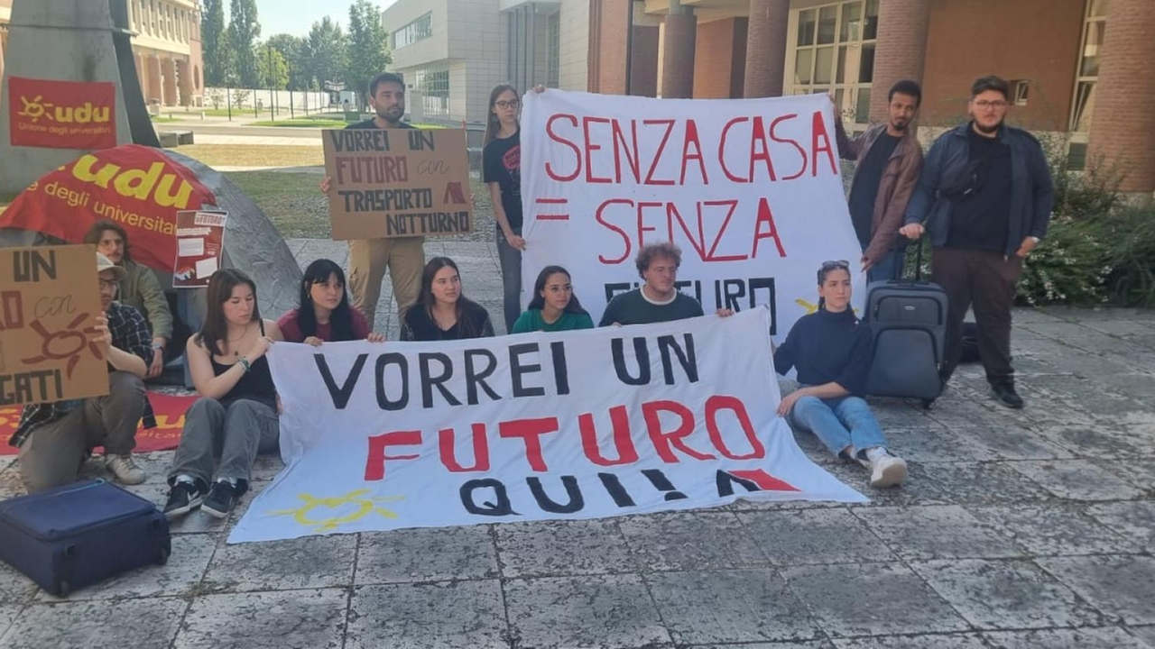 Protesta degli studenti universitari per l'emergenza casa