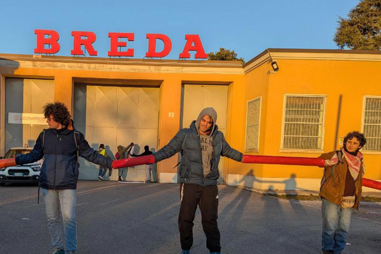 Tensioni alla ex Breda per la protesta degli attivisti del clima