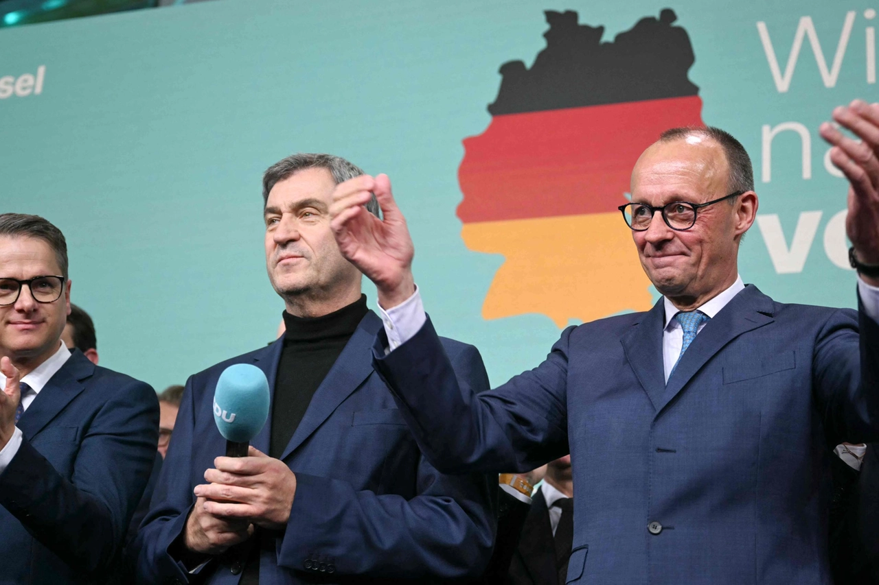 a destra Friedrich Merz, leader dell'Unione cristiano-democratica conservatrice tedesca (CDU) e principale candidato cancelliere del suo partito esulta per l'esito degli exit poll