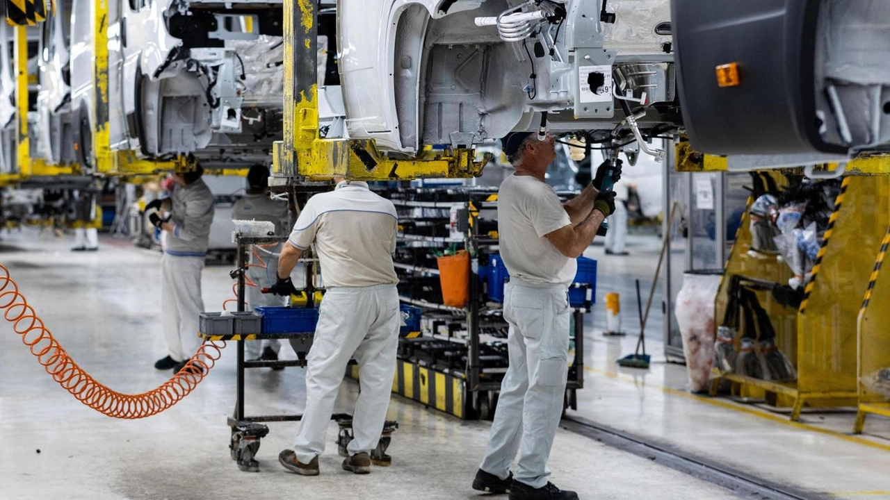 Operai al lavoro nello stabilimento per veicoli commerciali Stellantis di Atessa, in provincia di Chieti (foto d’archivio)