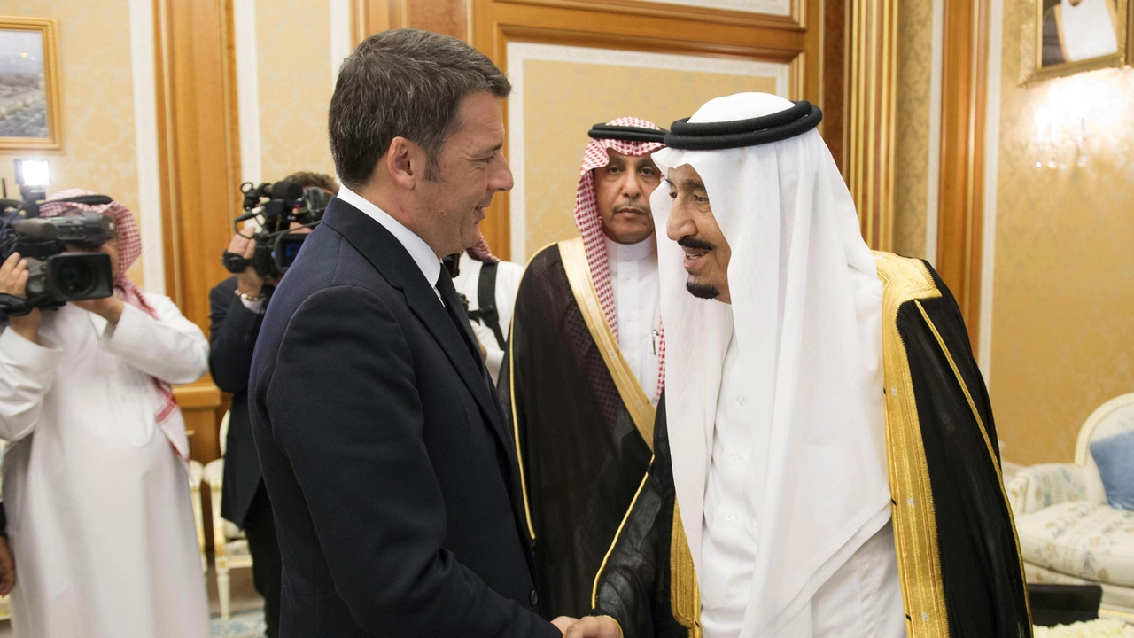 Matteo Renzi e il re dell'Arabia Saudita Salman Bin Abdulaziz al Saud (Ansa)