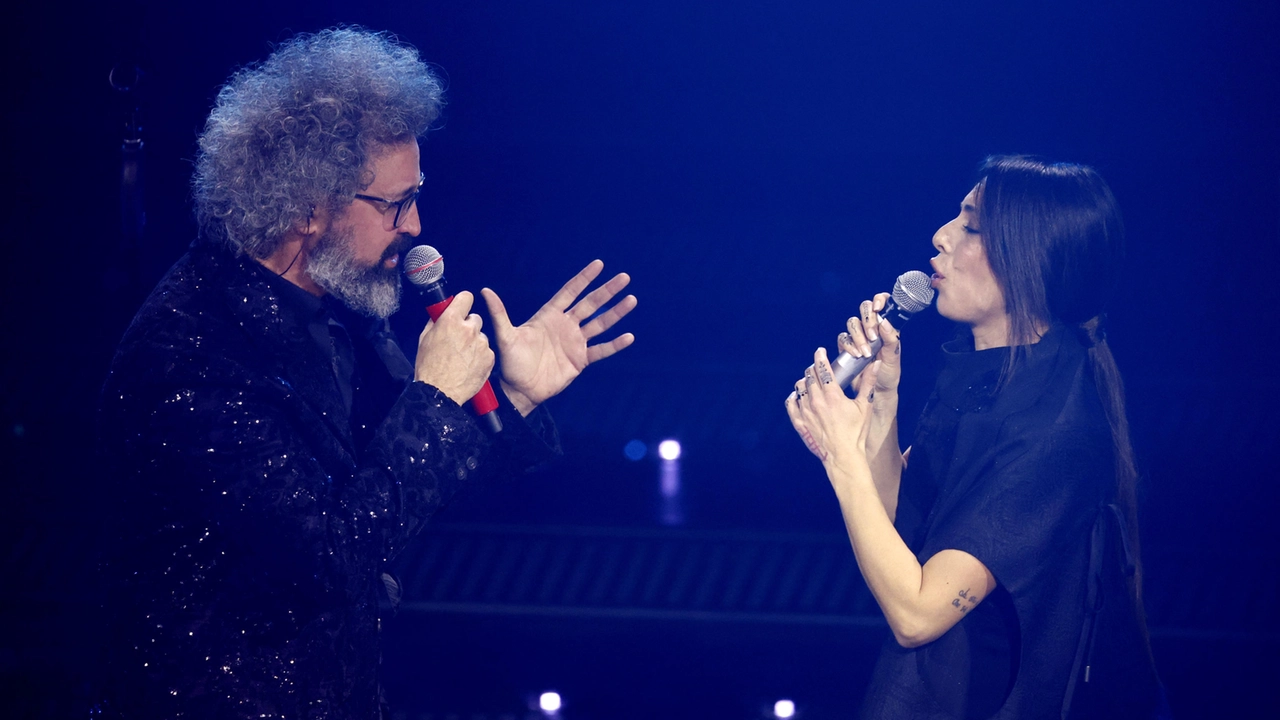 Simone Cristicchi e la compagna Amara sul palco dell'Ariston a sanremo 2025