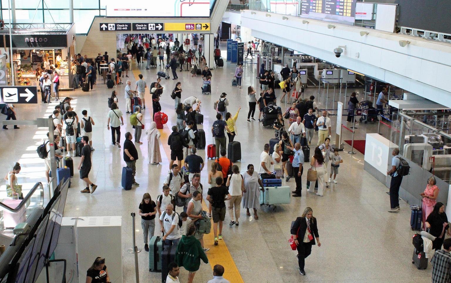 Allarme bomba su volo New York-Delhi, atterra a Roma