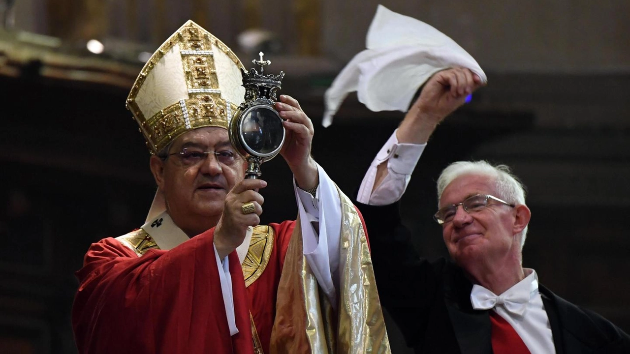 Napoli, attesa domani per il miracolo di San Gennaro (foto Ansa)