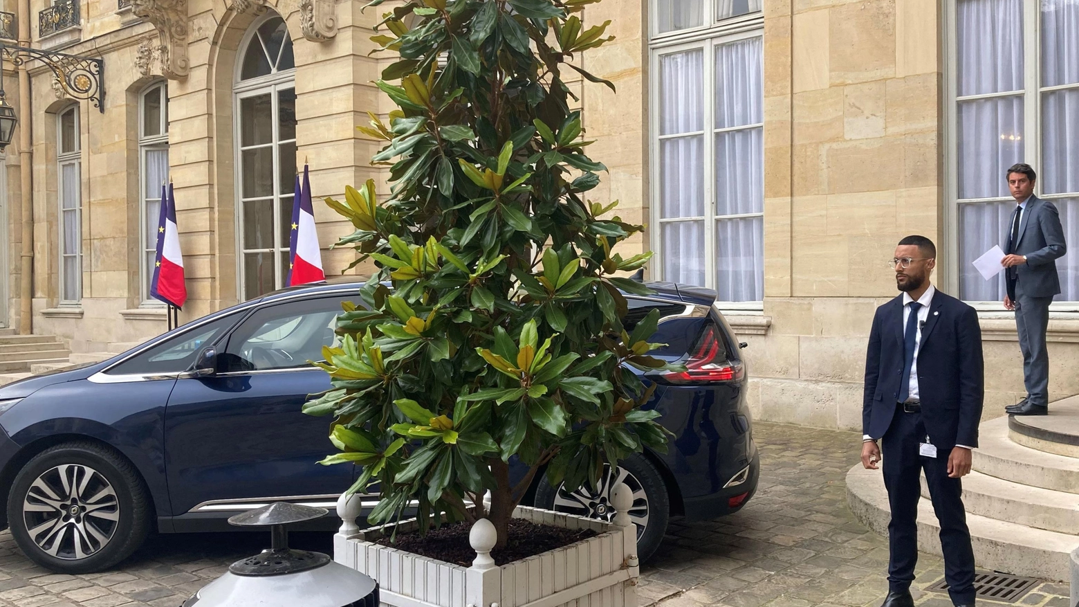 Il Primo Ministro francese lascia l'Hotel de Matignon per raggiunger l'Eliseo