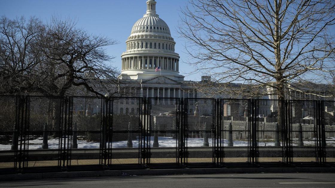 Trump, cerimonia giuramento dentro il Campidoglio per gelo