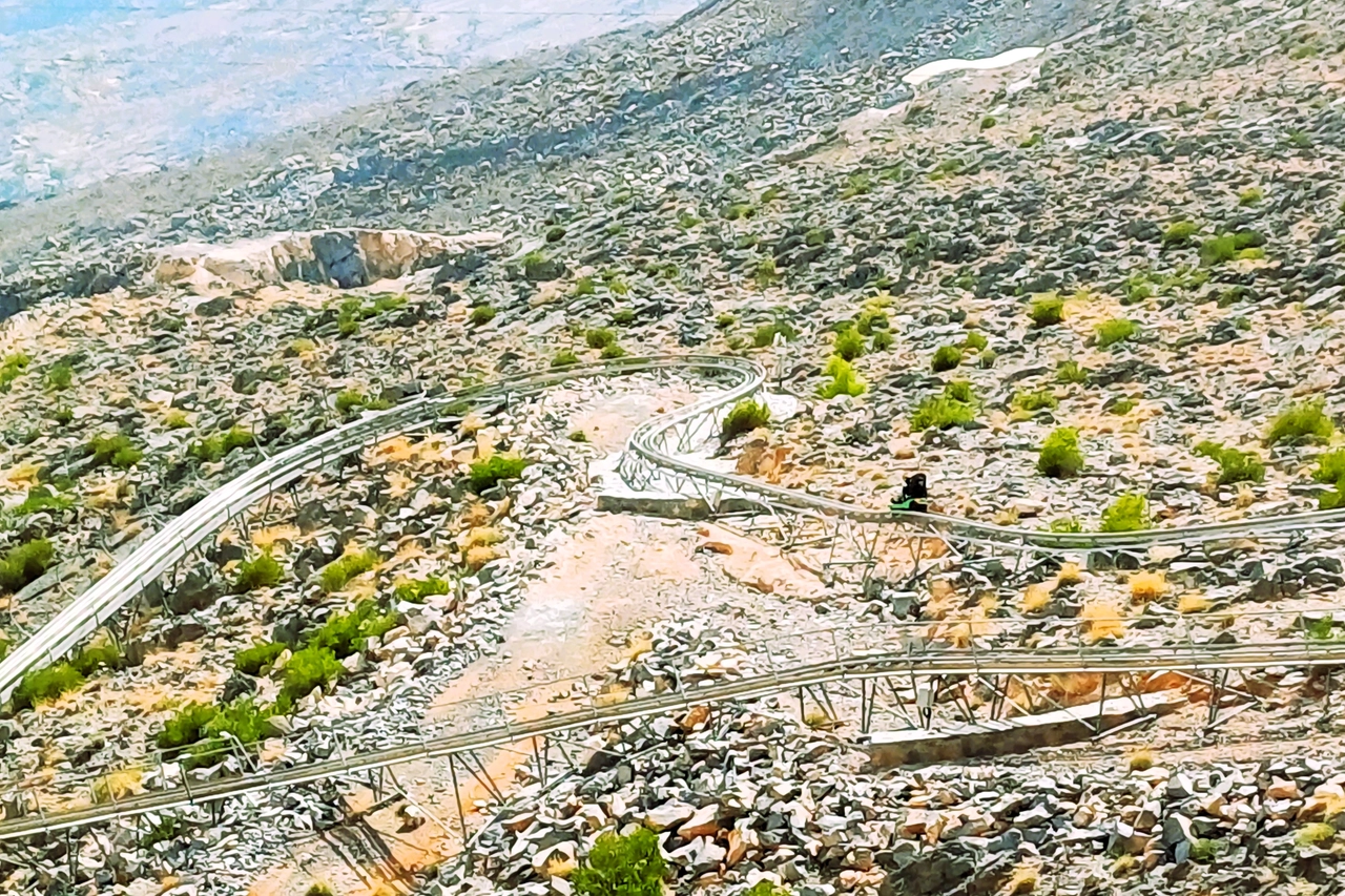 Un bob scende a tutta velocità lungo la Jais Sledder a Ras Al Khaimah