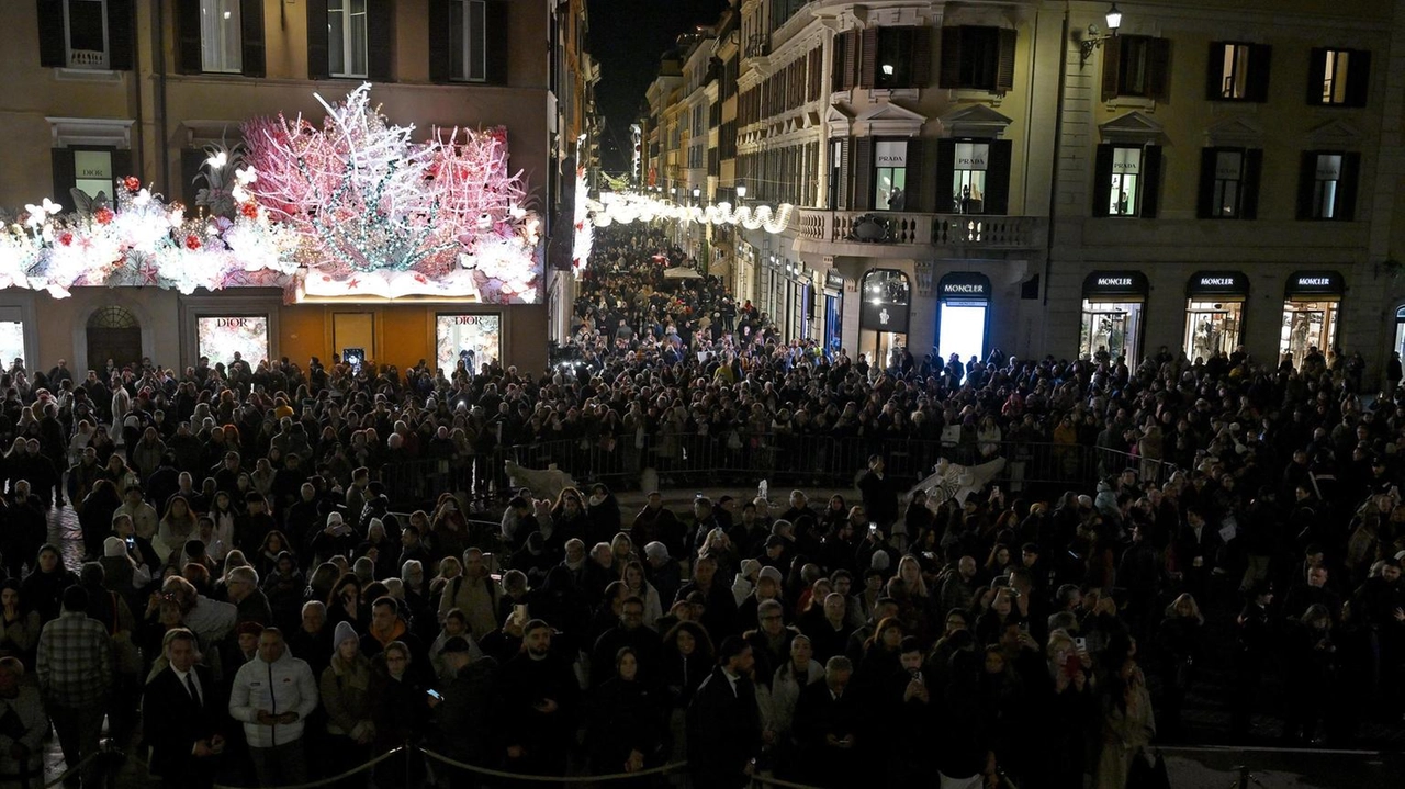 Gli italiani spenderanno 3,2 miliardi per il cenone di Natale 2024. Aumenti dei prezzi e polarizzazione delle diseguaglianze segnano il trend.