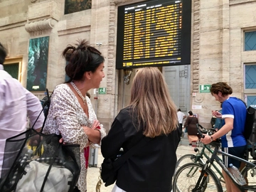 Bologna, caos in stazione: guasto a Roma, treni in tilt anche sotto le Due Torri