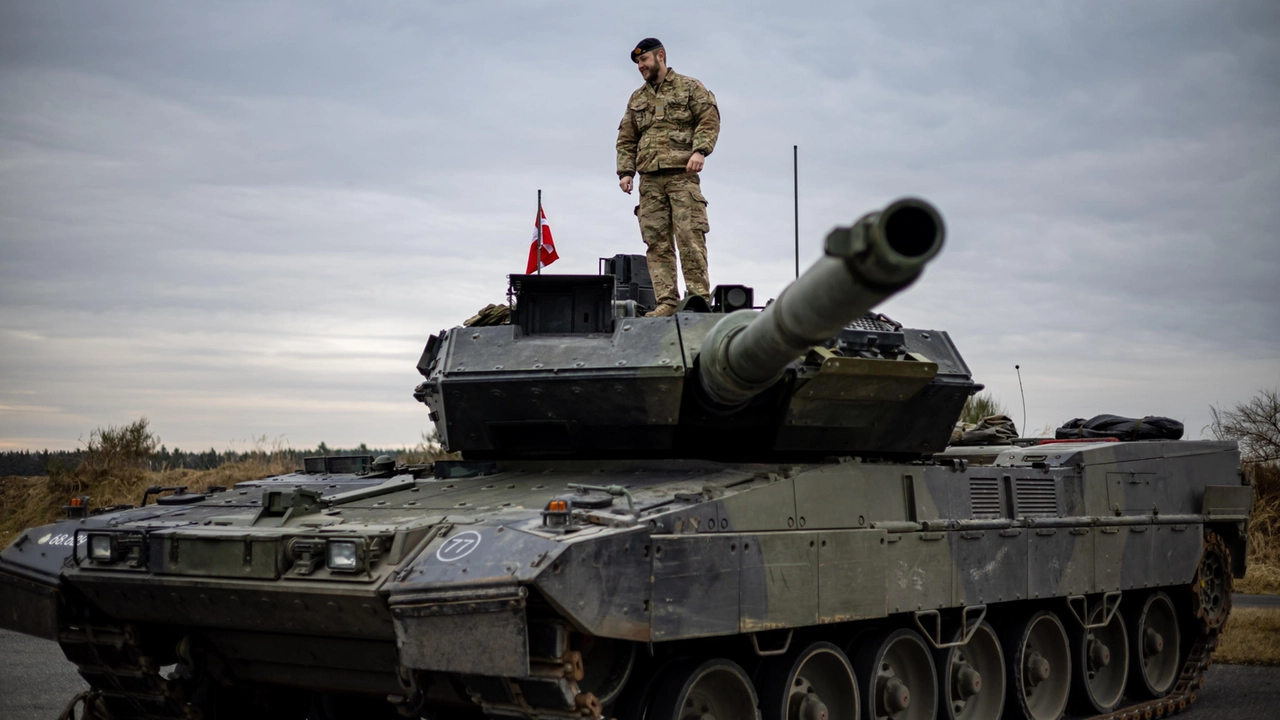 Un soldato danese su un carro armato Leopard 2 (Ansa)