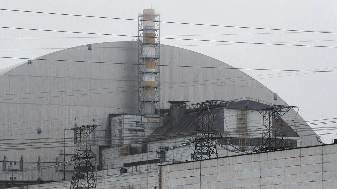 Un drone russo ha colpito il sarcofago di Chernobyl, danneggiandolo gravemente. Nessun aumento di radiazioni segnalato, ma Zelensky avverte della minaccia russa.