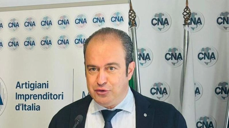 FUTURO Sopra il presidente di Cna Marche Paolo Silenzi; sotto Moreno Bordoni, segretario dell’associazione. In generale il sondaggio somministrato da Cna mostra come un 2024 difficile abbia instaurato nelle imprese incertezza verso il futuro, ma anche come il 2025 sia un anno considerato complicato per cui serviranno tenacia e ottimismo