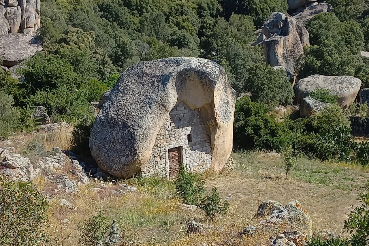 Uno stazzu con casa scavata nella roccia