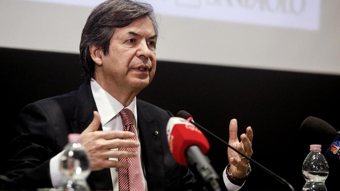 Intesa vede rosa e alza i target