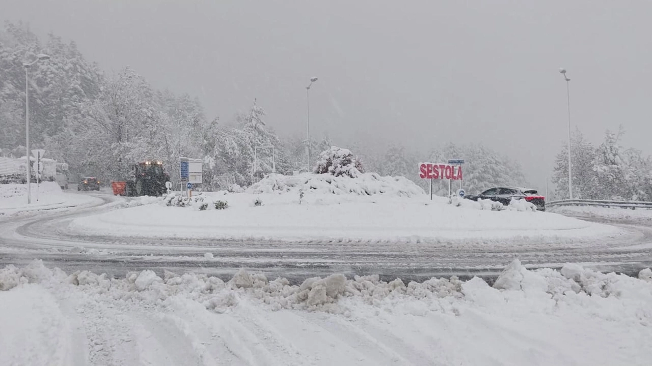 La neve imbianca l'Appennino emiliano (foto Ansa)