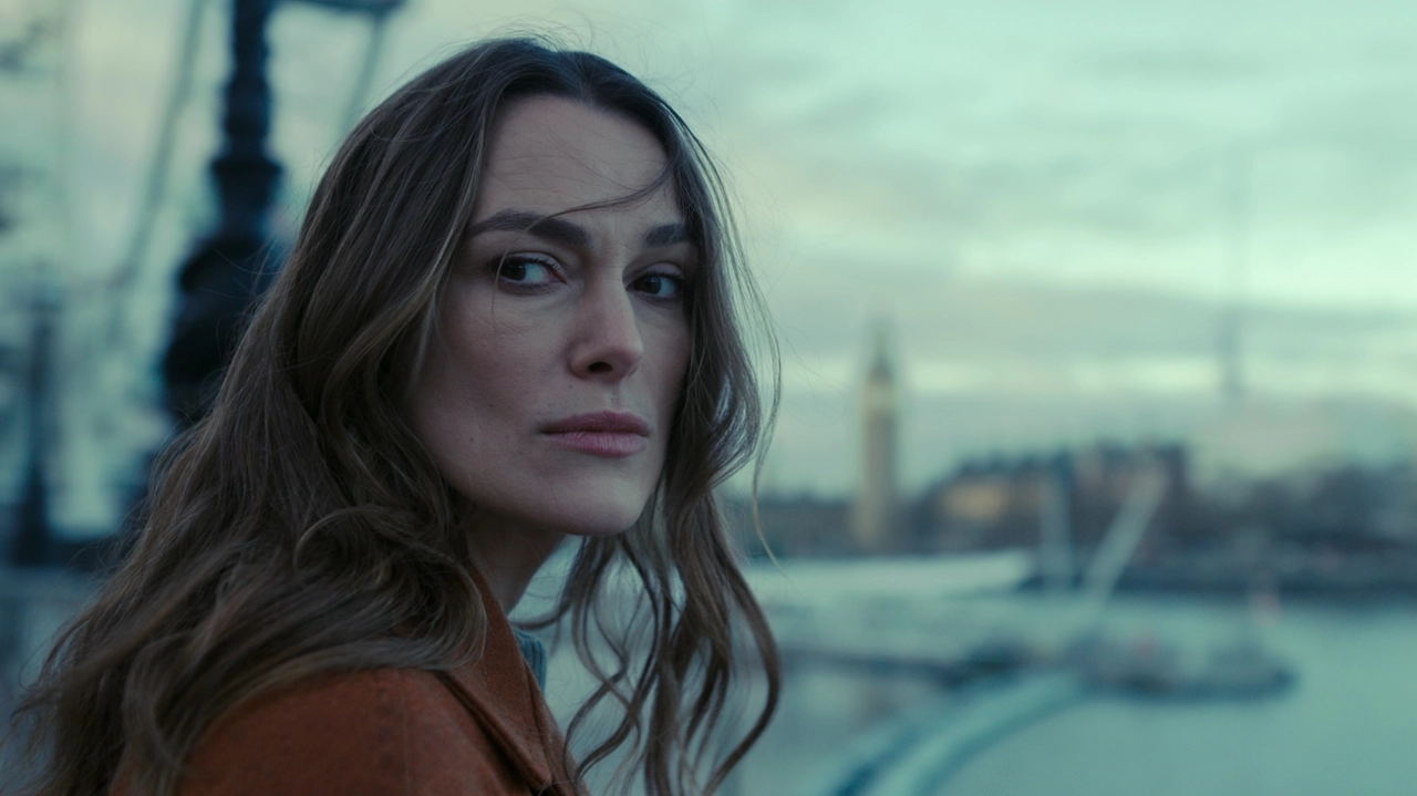 Keira Knightley in una scena di 'Black Doves'. Courtesy of Netflix