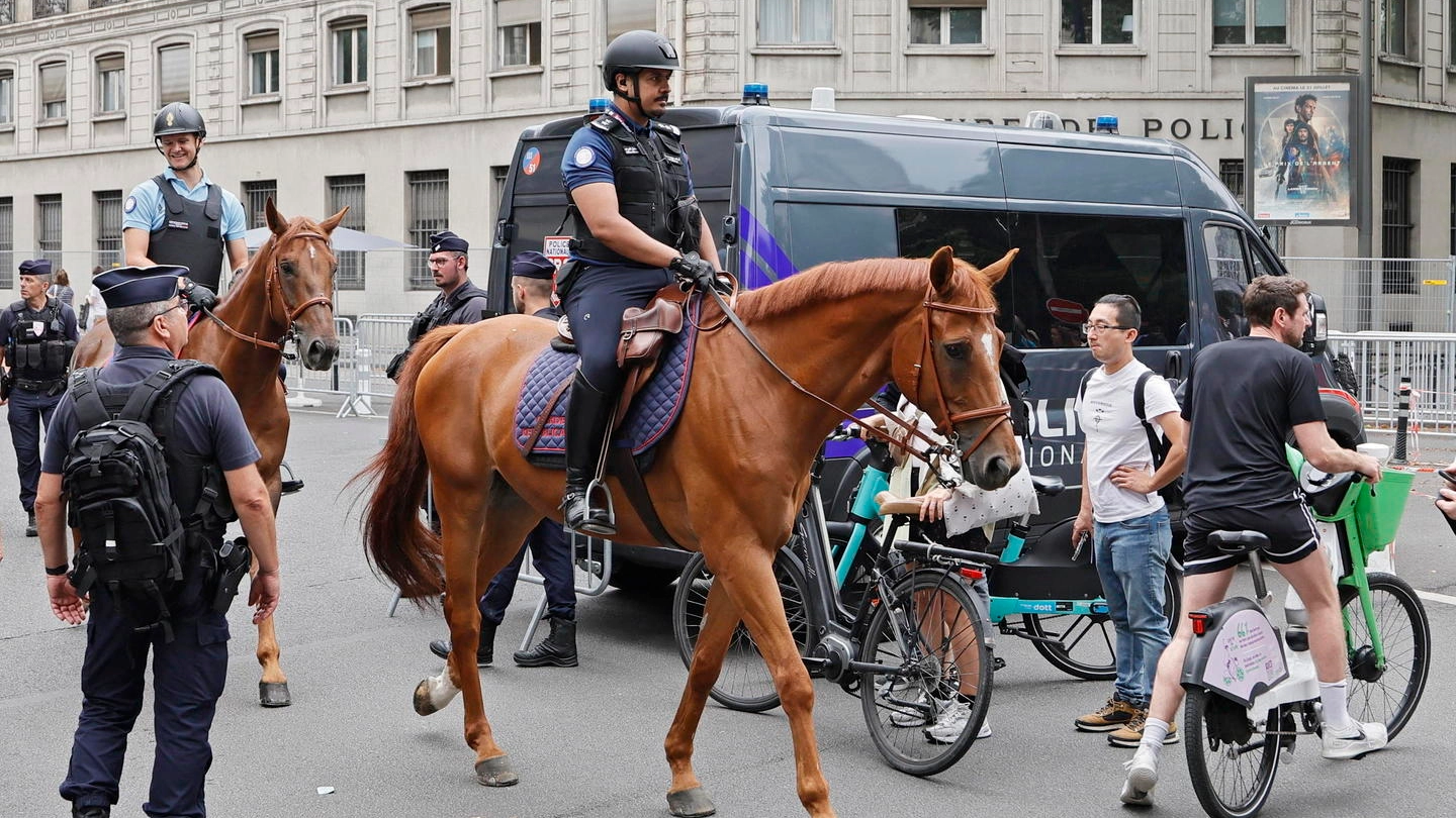 Polizia a cavallo controlla la strade di Parigi in vista della cerimonia di apertura dei Giochi olimpici