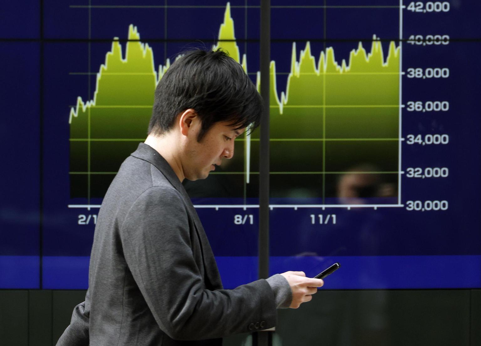 Borsa di Tokyo in ribasso: Nikkei cala del 0,39% per l'apprezzamento dello yen