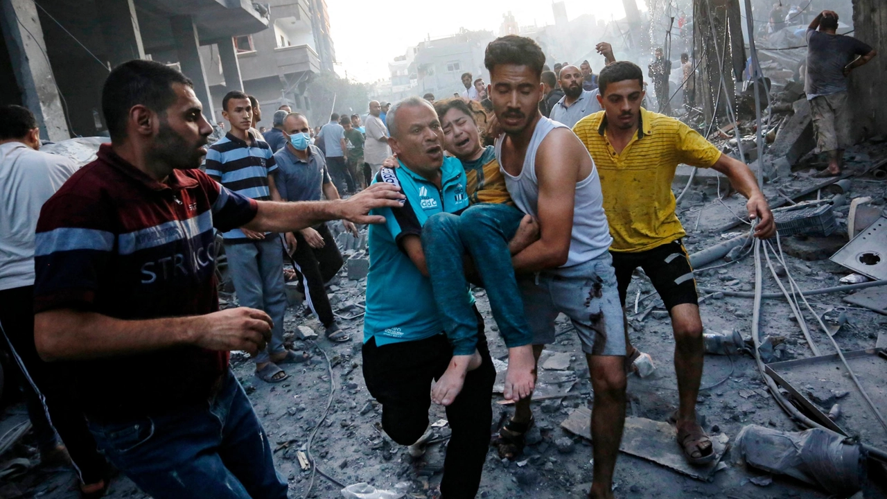 Una bambina palestinese ferita tra le macerie del villaggio di Deir Al-Balah, uno dei primi ad essere colpiti dai raid di Tel Aviv