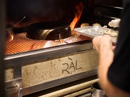 Ral 3000, il ristorante rosso fuoco (vivo)