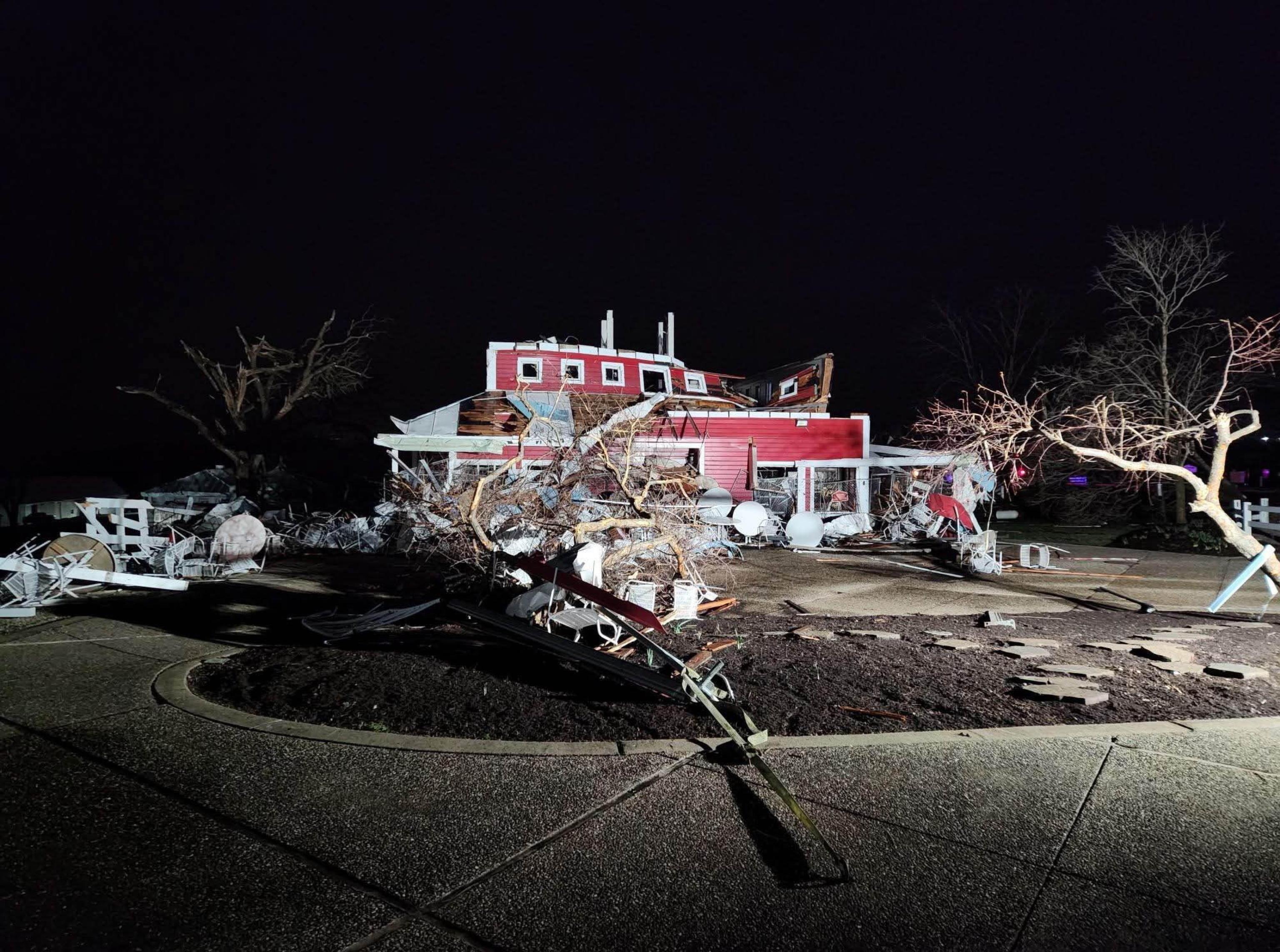 Una casa colpita dai tornado nel Missouri (Ansa)