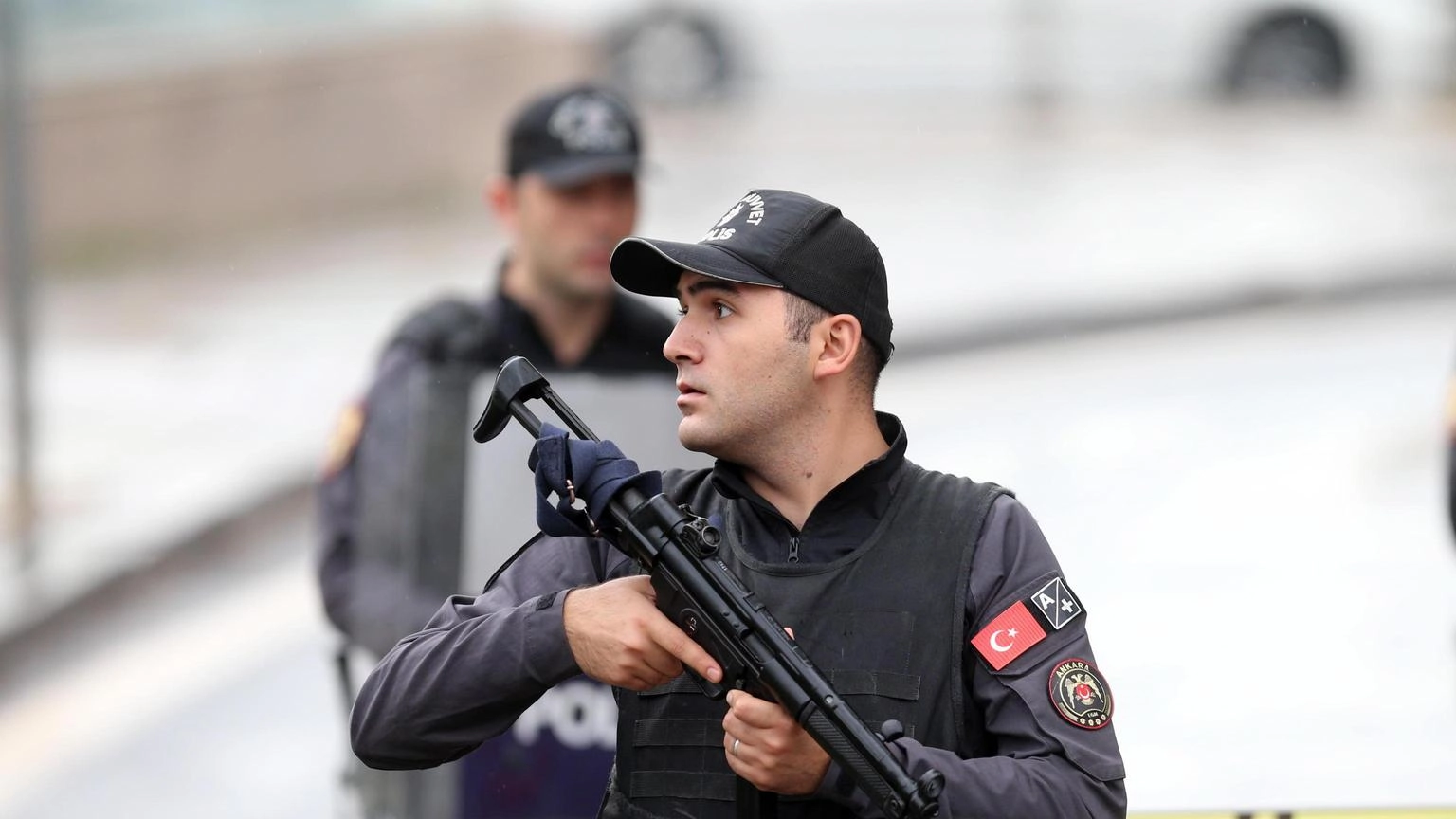 Ferisce 5 persone in giardino moschea Turchia, arrestato