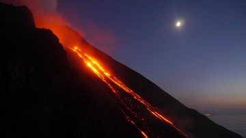 Eruzione Stromboli: innalzata l’allerta da gialla ad arancione