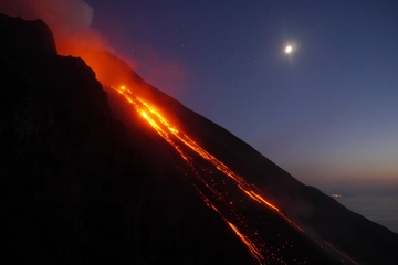 Eruzione Stromboli: innalzata l’allerta da gialla ad arancione