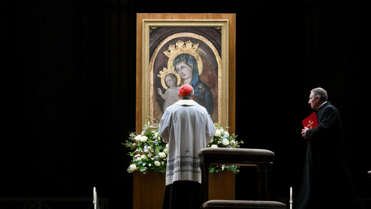 LA CHIESA PREGA PER IL PAPA, IL ROSARIO A PIAZZA SAN PIETRO