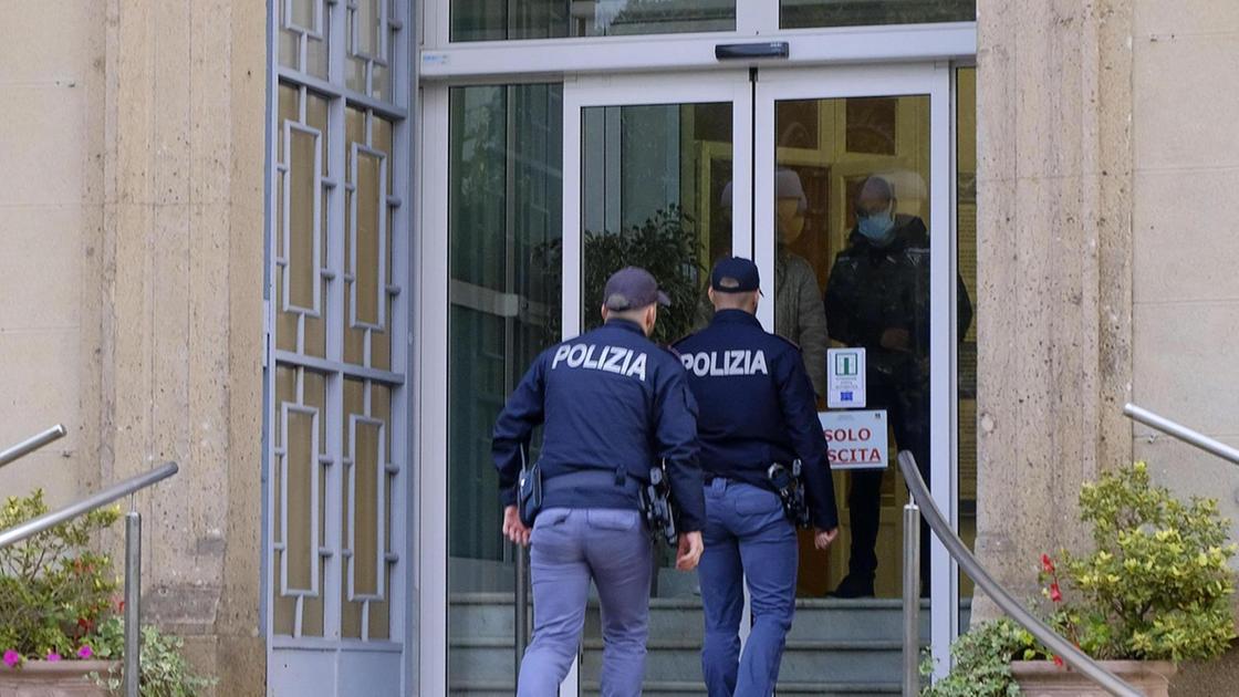 Sevizie e lesioni a figlio di 5 mesi in ospedale,arrestato