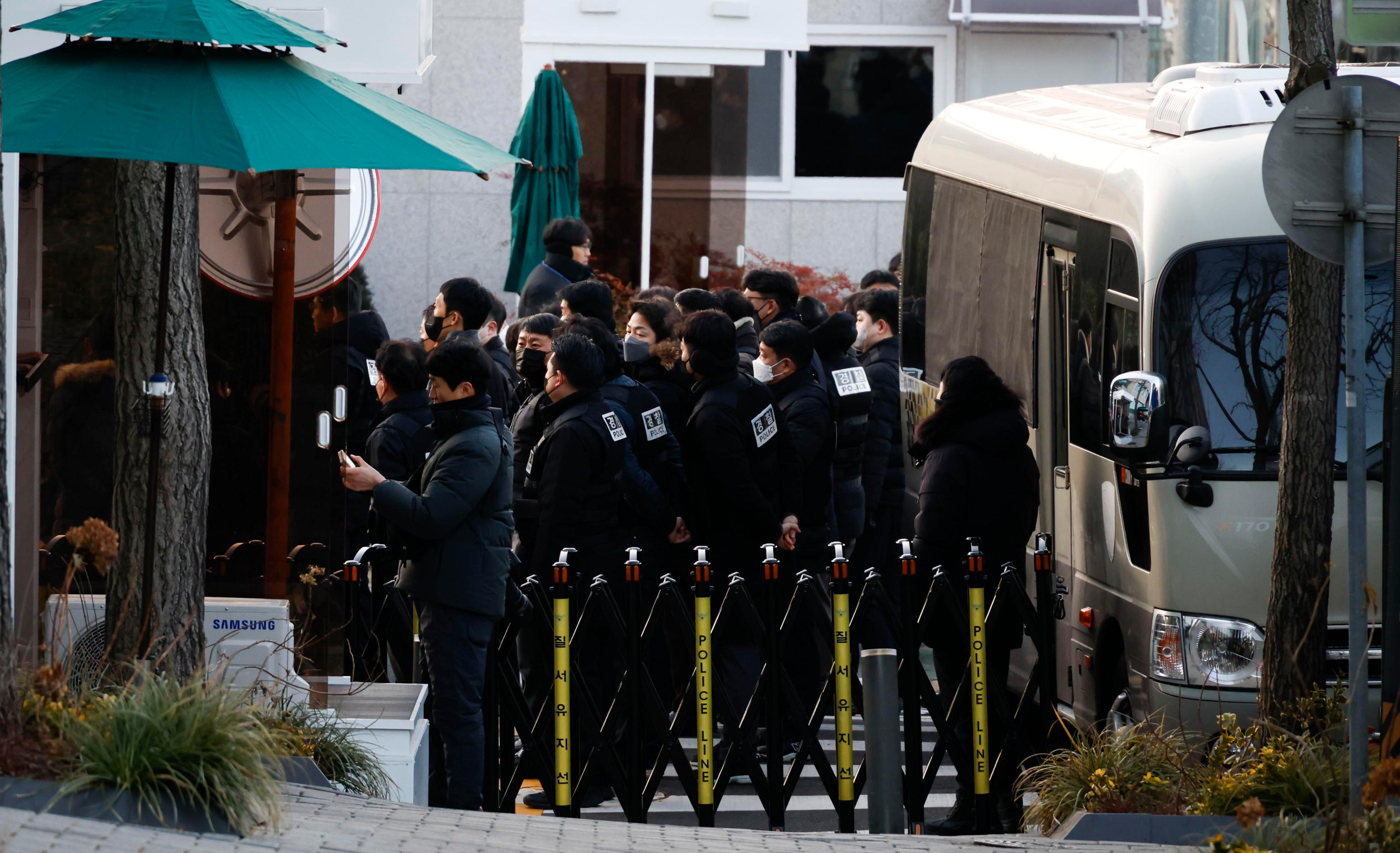 Corea del Sud: sospeso l’arresto dell’ex presidente Yoon, le sue guardie personali bloccano la polizia