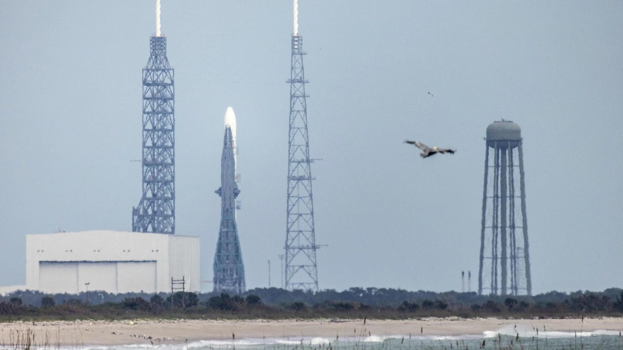 Il razzo New Glenn di Blue Origin, fondato da Jeff Bezos, raggiunge l'orbita ma fallisce l'atterraggio del primo stadio.