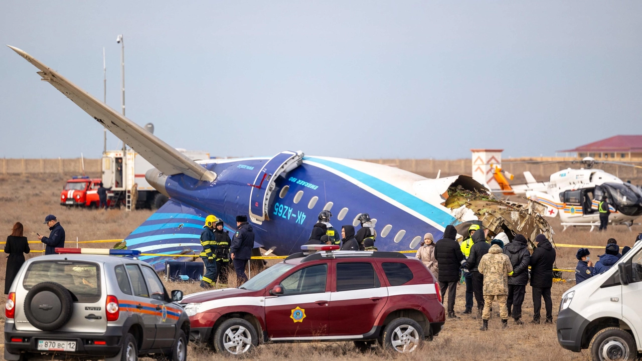 L'aereo della Azerbaijan Airlines precipitato vicino alla città di Aktau (Ansa)