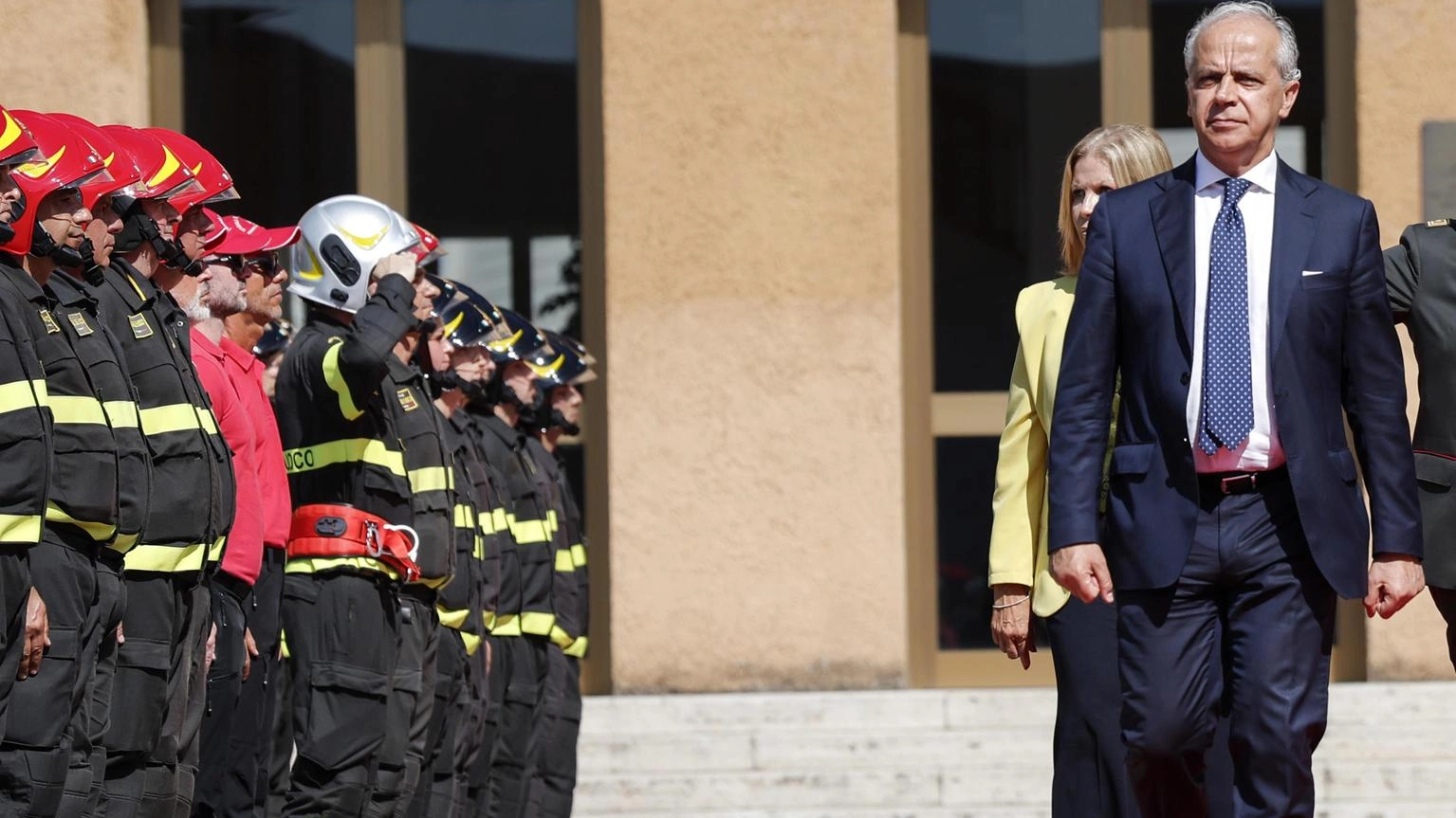 Piantedosi a Matera, 'i Vigili del fuoco lavorano troppo'
