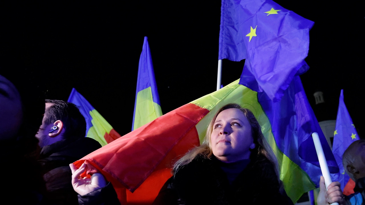 Bandiere rumene e dell'Ue durante una manifestazione nel centro di Bucarest (foto Ansa)