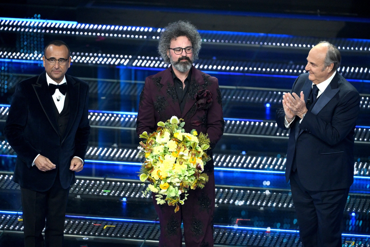 Commozione e standing ovation dopo l'esibizione di Simone Cristicchi