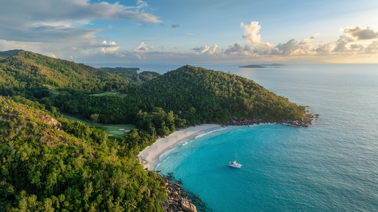 Seychelles, vacanza green a Praslin: spiagge borotalco e la natura primordiale della Vallée de Mai