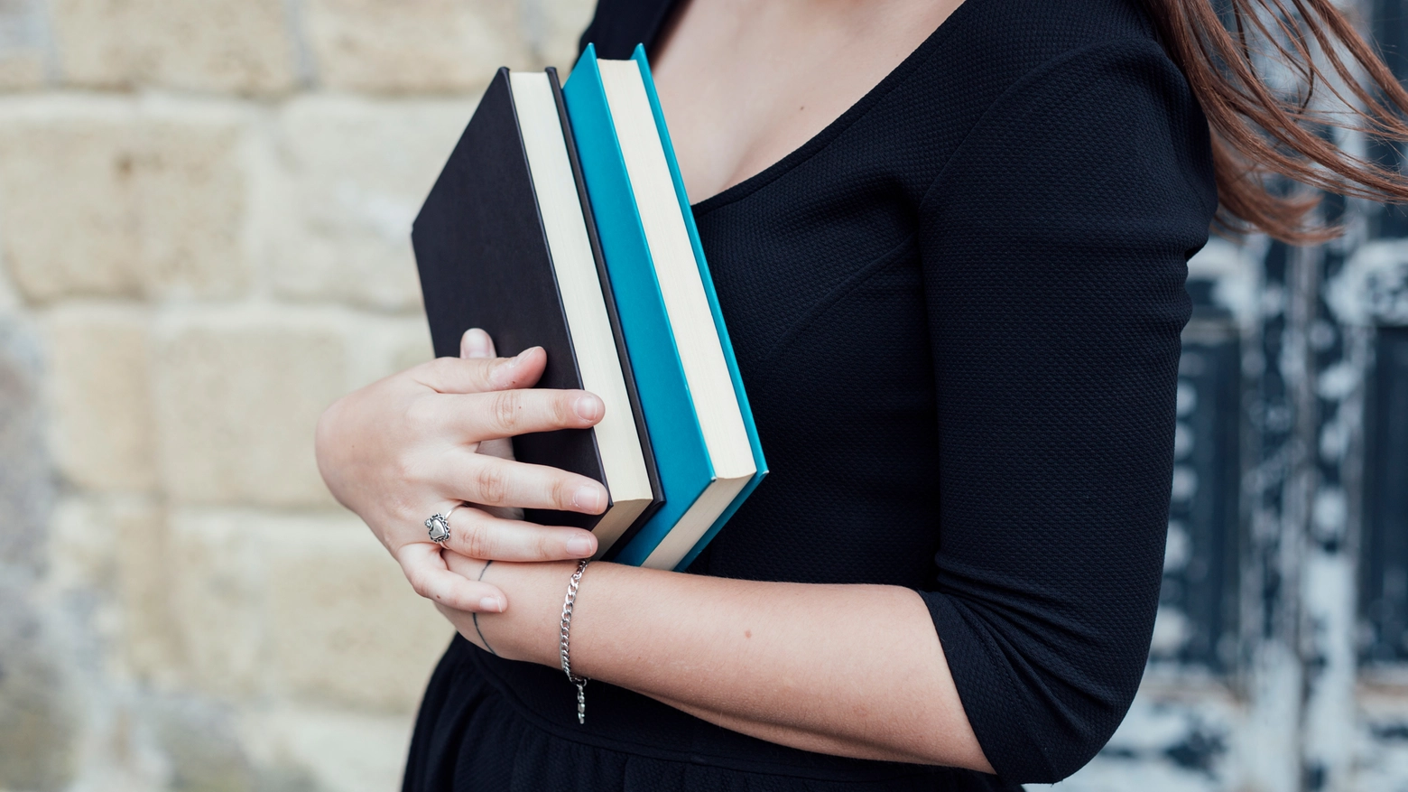 Una ragazza con dei libri in mano