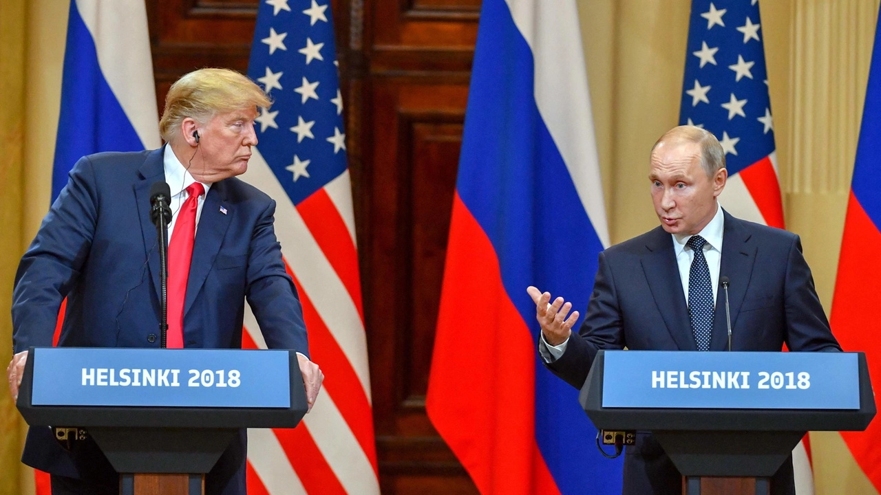 Donald Trump e Vladimir Putin durante una conferenza stampa nel 2018 (foto Afp)